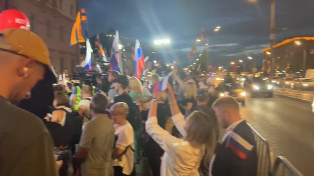 ВЕЧЕРНИЙ МИТИНГ КОНЦЕРТ ШАМАНА У ПОСОЛЬСТВА США смотреть онлайн