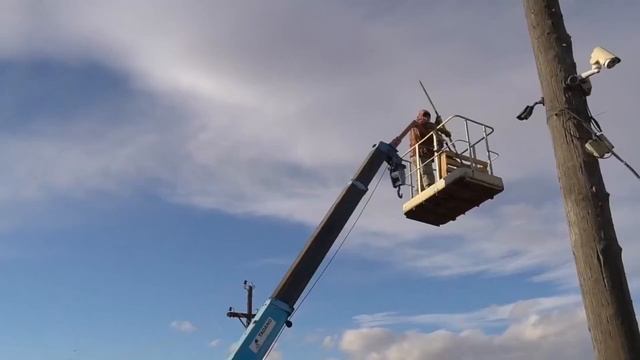 В Хакасии с опоры ЛЭП сняли рысь смотреть онлайн