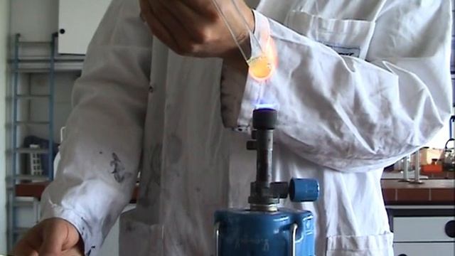 Verhalten von Kaliumnitrat beim Erhitzen - Herstellen von Sauerstoff смотреть онлайн