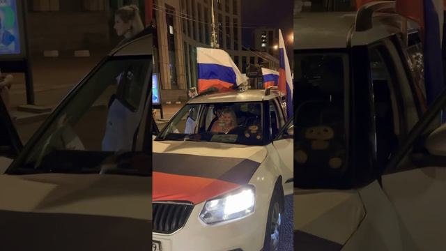 В Москве началась подготовка к ночному автопробегу который приурочен ко Дню флага России смотреть онлайн