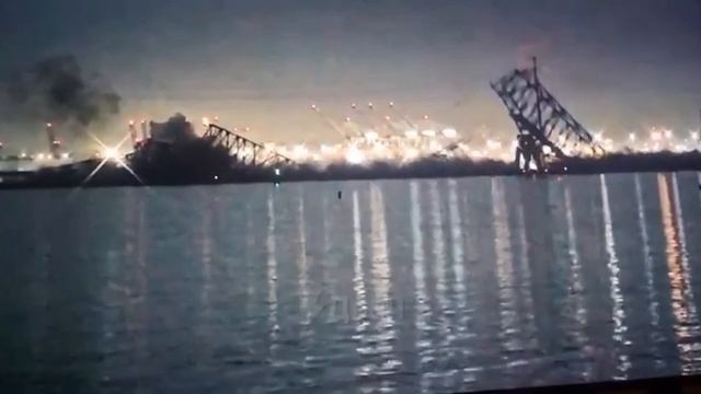 ⚡️Мост длиной более 2,6 километров обрушился после того,как в него врезалось судно в США смотреть онлайн