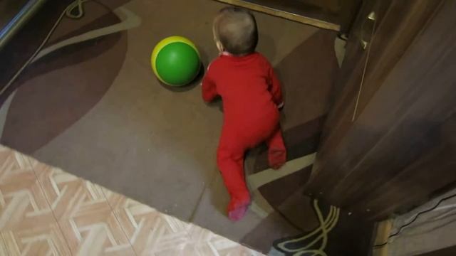 Игра в мячик, 9 месяцев Анечке смотреть онлайн