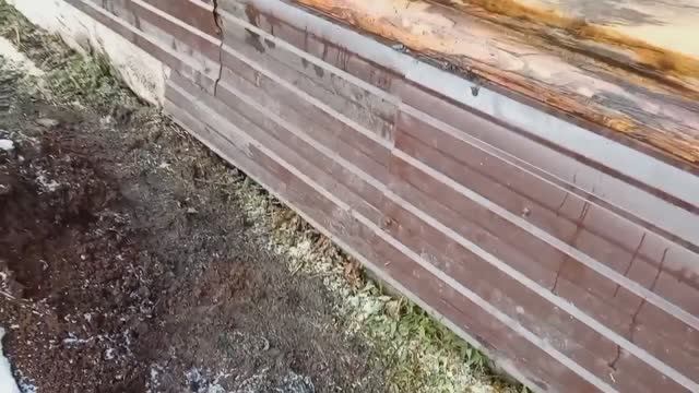 Защита нижнего венца сруба бани. Как закрыть щель между первым венцом и фундаментом. Обработка древе смотреть онлайн