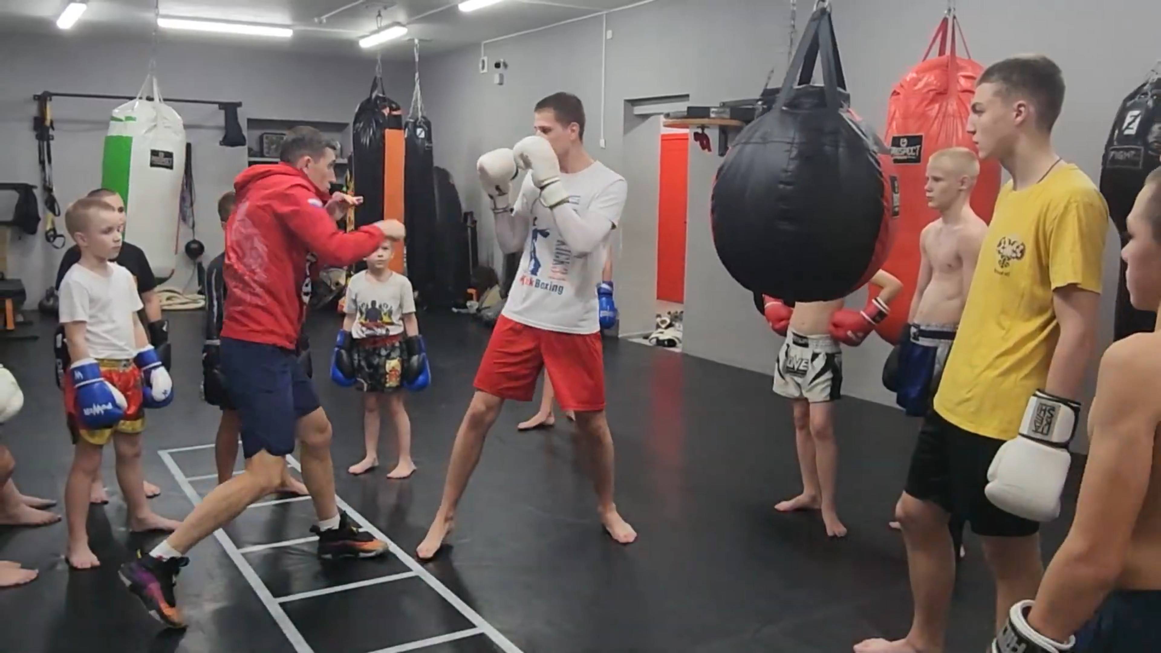 Спортсмены из Реутова взяли «золото» на всероссийских соревнованиях по кикбоксингу 11.11.2024 смотреть онлайн