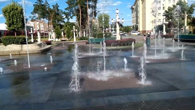 Фонтаны в центре Ирпеня. 06.07.2019. смотреть онлайн