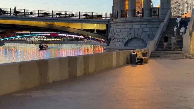 ПРОГУЛКИ ПО ПЯТНИЦАМ | ГУЛЯЕМ ПО ЦЕНТРУ смотреть онлайн