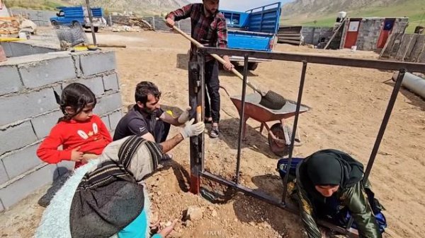 Peren Farm 🏡 Installing an iron door and placing a fence around the barn 🛖🐄🐐🐑