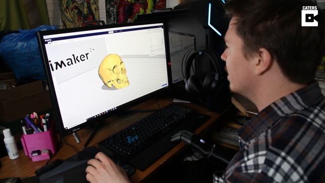 Talented Artist Draws With His Bionic Arm смотреть онлайн