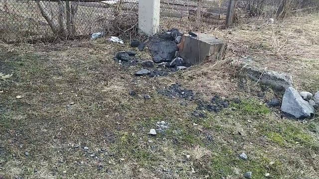 Неприглядный двор весной. Радуют только гуси и курочки. смотреть онлайн