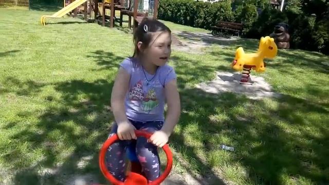  Ева играет на обновленной детской площадке 