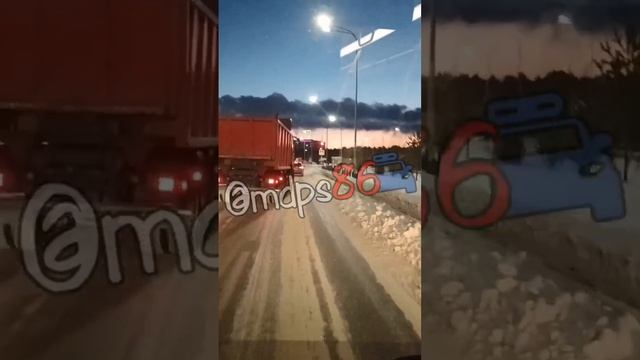 В Сургуте водителей автобусов возмутили заваленные кучами снега дороги смотреть онлайн