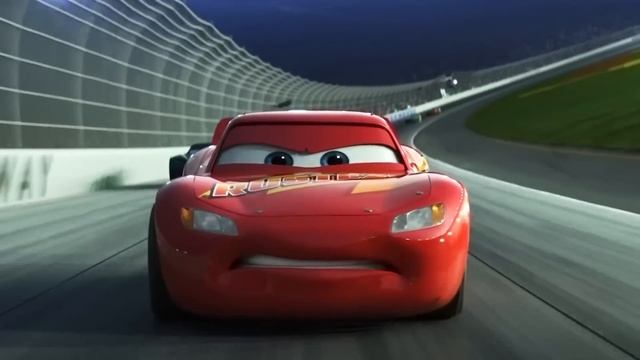 Relâmpago McQueen Bate durante a Corrida | Pixar Carros смотреть онлайн
