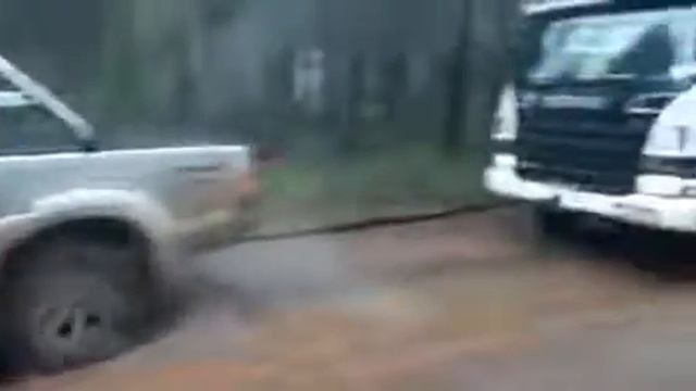 Тащит скамейку с грузом