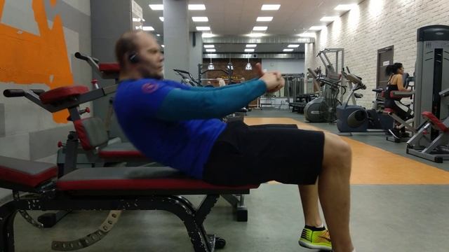 Пресс/прямые скручивания от скамейке, ноги на полу с добиванием на весу.