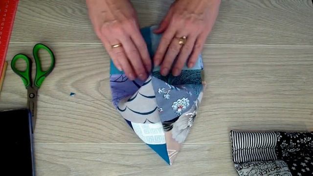 15 минут и ГОТОВО! Пэчворк ПОДСТАВКА под телефон DIY PATCHWORK смотреть онлайн