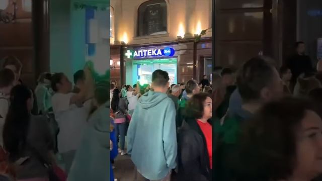 А знаешь ли ты в центре Москвы народ пел песню Макsим? #moscow #макsим #вечерняямосква смотреть онлайн