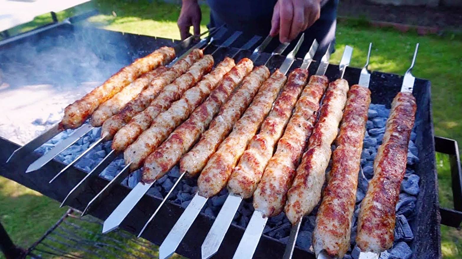 Деликатесный люля-кебаб из креветок на шампурах / Как приготовить люля-кебаб из креветок на мангале смотреть онлайн