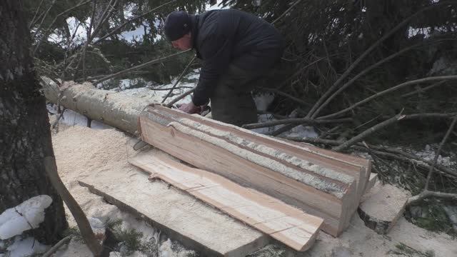 Доски бензопилой.