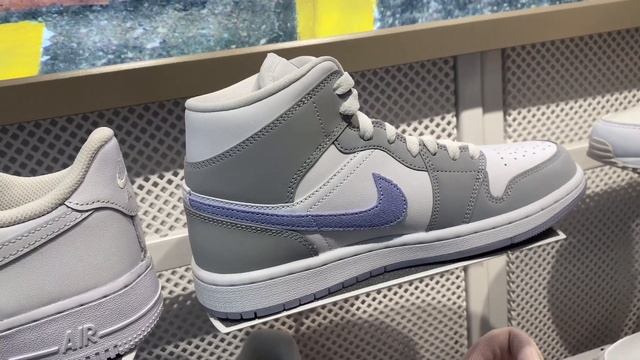 Nike Air Jordan 1 Mid Women (White/Wolf Grey/Aluminum) смотреть онлайн