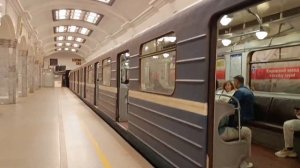 Поезд Ема-508 на станции Кировский завод Метро СПБ