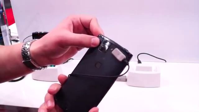 Fujitsu Arrows hands on at MWC 2013 Barcelona news smartphone bg смотреть онлайн