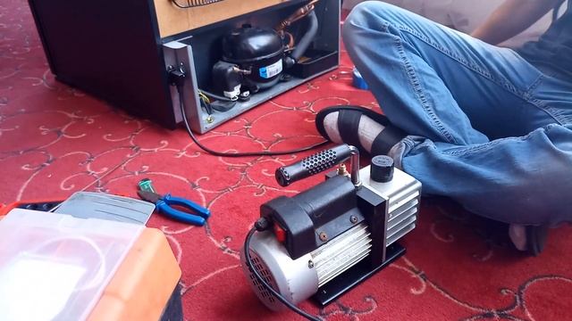 Ремонт, припайка клапана Шредора, заправка холодильника смотреть онлайн