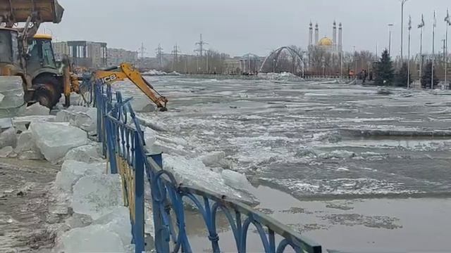 Река затопила улицы в центре Актобе смотреть онлайн