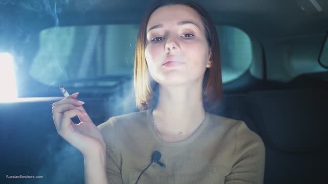 Курящая брюнетка выпускает дым только носом. Smoking fetish nose exhales. смотреть онлайн