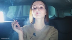Курящая брюнетка выпускает дым только носом. Smoking fetish nose exhales.