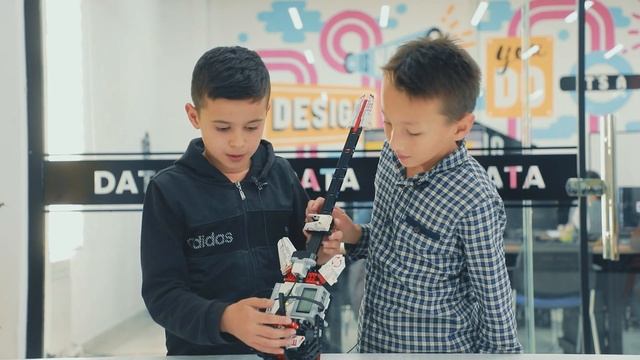 🤩 Хоразмлик ёш ихтирочилар «LEGO» конструкцияларидан фойдаланиб электрон гитара ясашди. смотреть онлайн