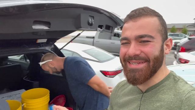 Selling LIVE GOLDFISH in a Walgreens parking lot смотреть онлайн