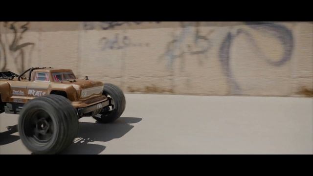 ARRMA OUTCAST 4S BLX - Skatepark Bash & Beach Run
