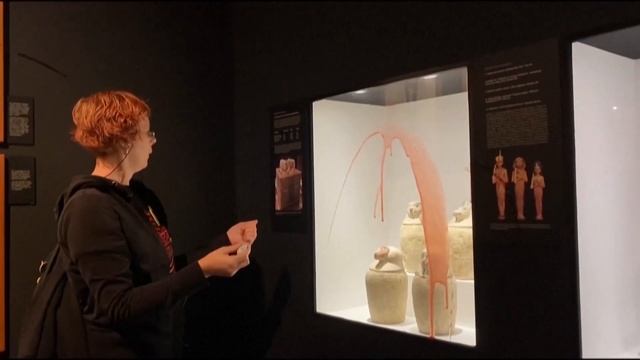 Eco-activists splash 'blood and oil' on Barcelona mummy exhibit смотреть онлайн