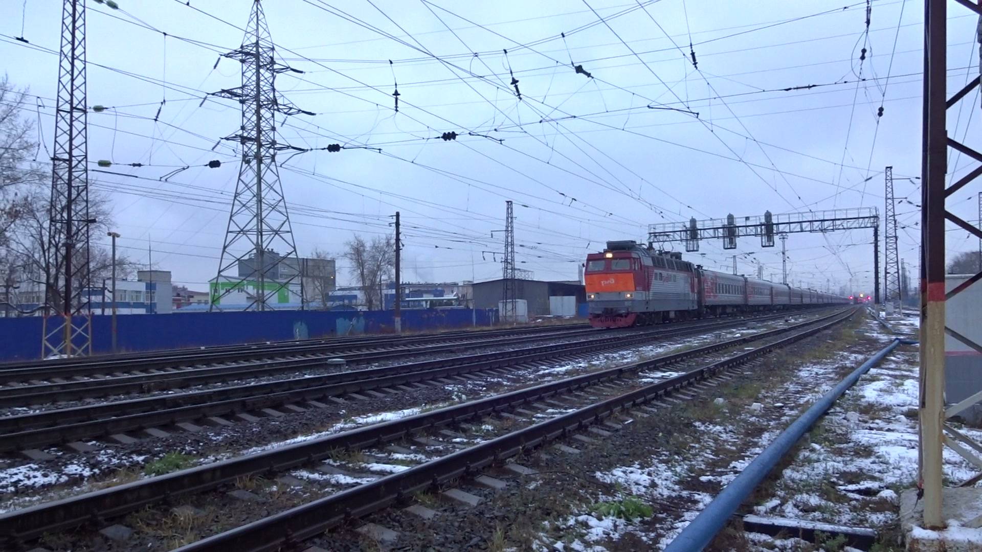 Электровоз ЧС4т-443 с пассажирским поездом отправляется со станции Нижний Новгород Московский смотреть онлайн