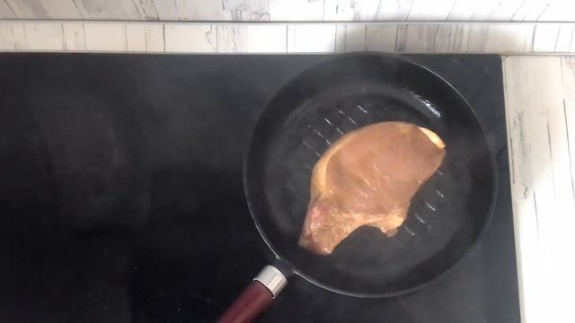 КАК ПРИГОТОВИТЬ СВИНУЮ КОРЕЙКУ НА СКОВОРОДЕ НА КОСТИ? Сочная, вкусная, на ужин смотреть онлайн