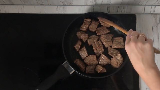 Говядина тушеная с луком Как потушить говядину с луком на сковороде Тушеное мясо с луком смотреть онлайн