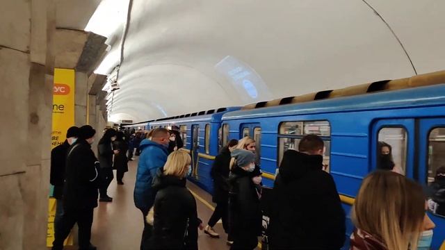 Киевское метро. Станция Майдан Незалежності смотреть онлайн