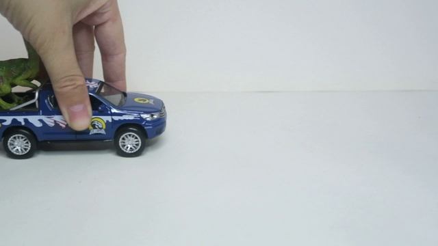 Инерционная металлическая машинка "Toyota Hilux", с динозавром, ТМ "Технопарк" смотреть онлайн