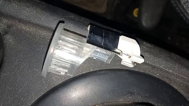 Замена лампочки подсветки прикуривателя в автомобиле рено Меган 2 смотреть онлайн