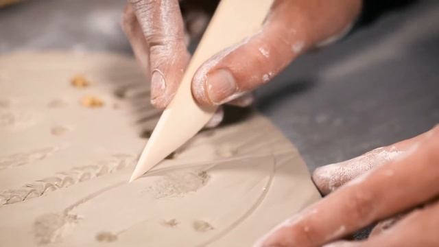 How to make a plate from self-hardening clay with imprints of dried flowers смотреть онлайн
