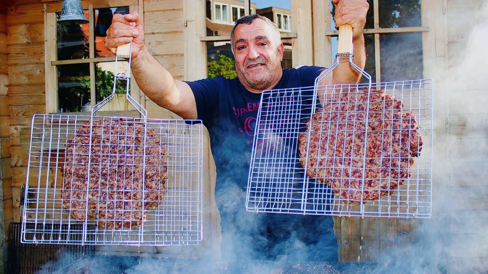 Огромный бургер с говядиной в лаваше приготовленный на мангале / Рецепт бургера с армянским акцентом смотреть онлайн