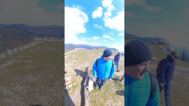 На вершине Кокия-Кая-Баш (или Кокия-Кала), что переводиться как «Голубая скала» (558,5 м) смотреть онлайн