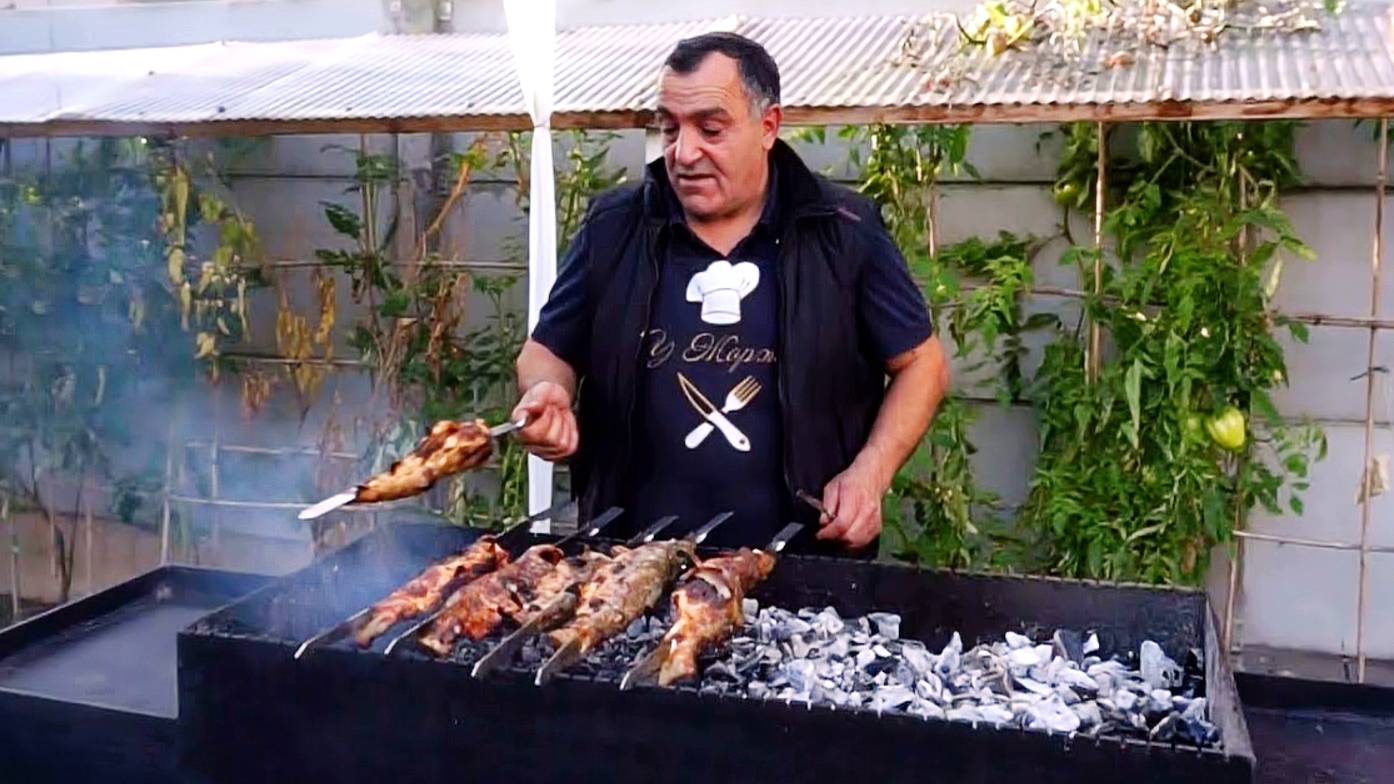 Два рецепта маринада для шашлыка из форели на мангале / Как замариновать рыбу для жарки на шампурах смотреть онлайн