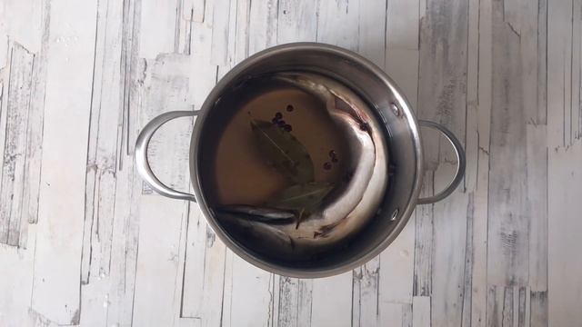 КАК ПРИГОТОВИТ СКУМБРИЮ В РАССОЛЕ ЦЕЛИКОМ? Малосольная, вкусная, легко и просто смотреть онлайн