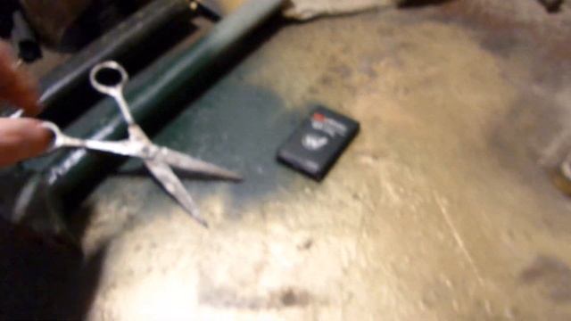 i Вздутый аккумулятор телефона пробили ножницами Swollen phone battery pierced with scissors 202302 смотреть онлайн