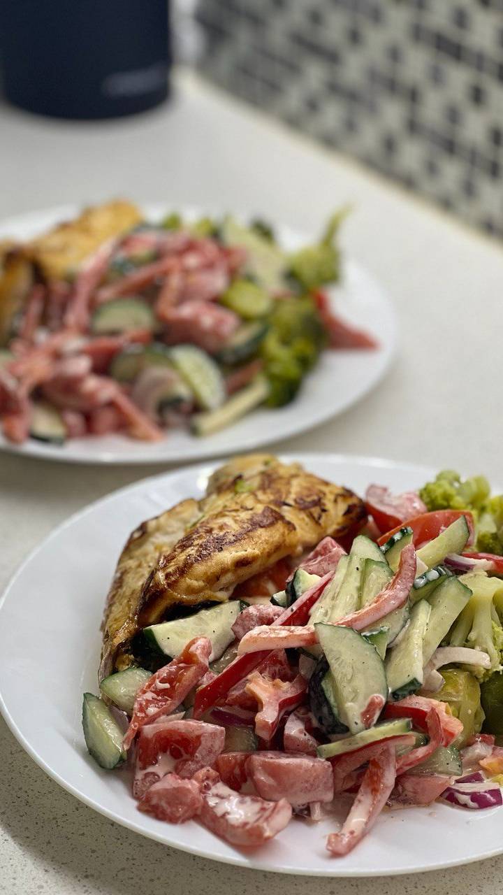 Курица, моцарелла и свежий томат с брокколи и брюссельской капустой