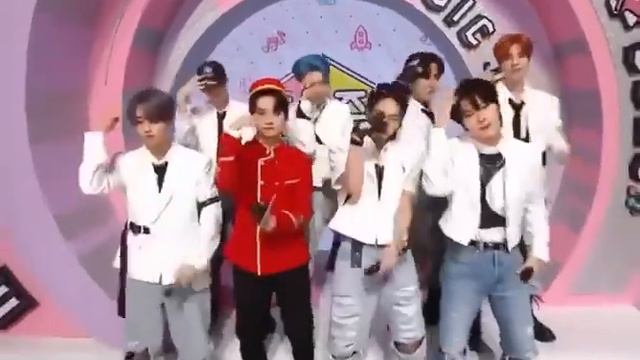 Stray Kids S-class dance challenge with MC Leeknow on Music Core смотреть онлайн