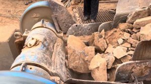 Строительство, дробление щебёнки