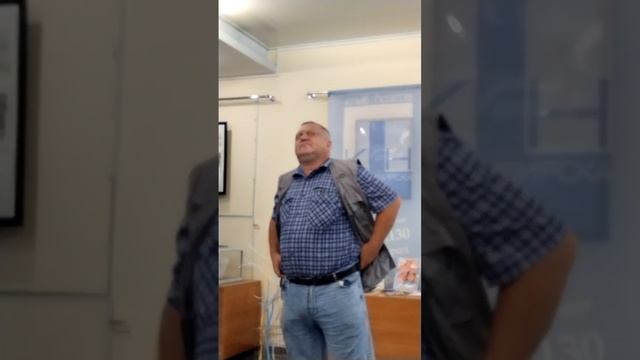 Павел Ивакин читает свои стихи