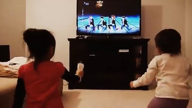 Kinetic Family Kids Just Dance to One Direction What Makes You Beautiful смотреть онлайн